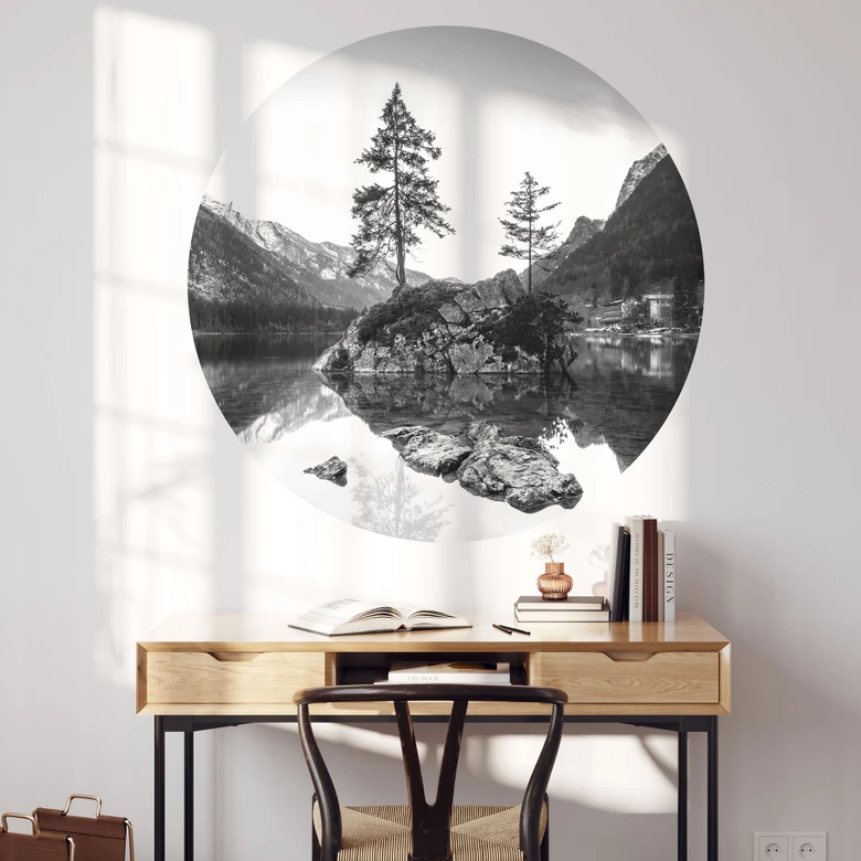 Naklejka na ścianę Malowniczy krajobraz z krystalicznie czystym górskim jeziorem - Hintersee - Okrągła 