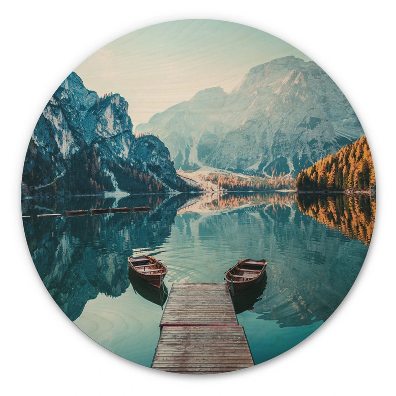 Cuadro de madera Pasarela de madera en el lago Braies en los Dolomitas - Redonda 