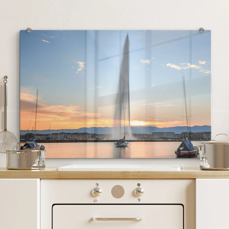 Spritzschutz Wasserfontäne im Genfer Sonnenuntergang 