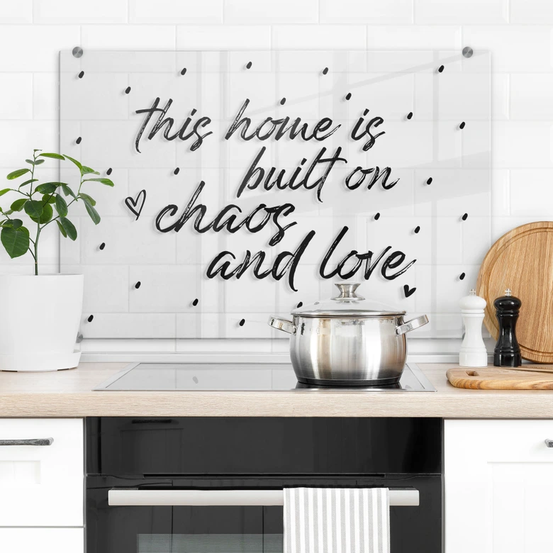 Stænkplade - This home is built on chaos and love - Transparent 
