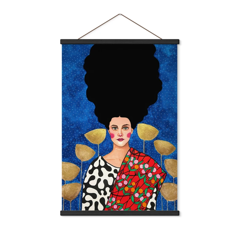 Textielposter Vrouw in een veld met gouden bladeren - Hülya 