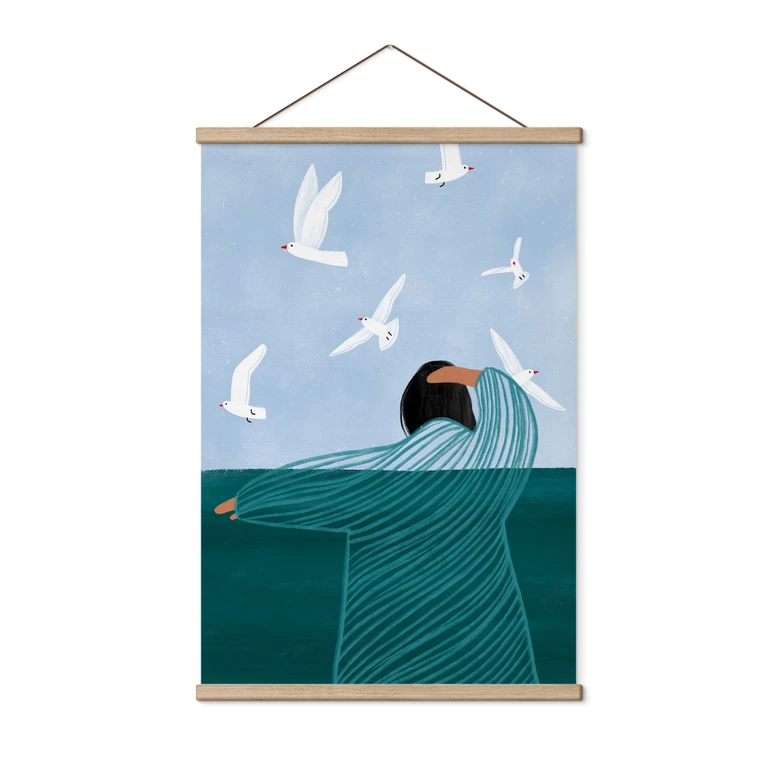 Affiche textile Femme avec mouettes à la mer - Müller 