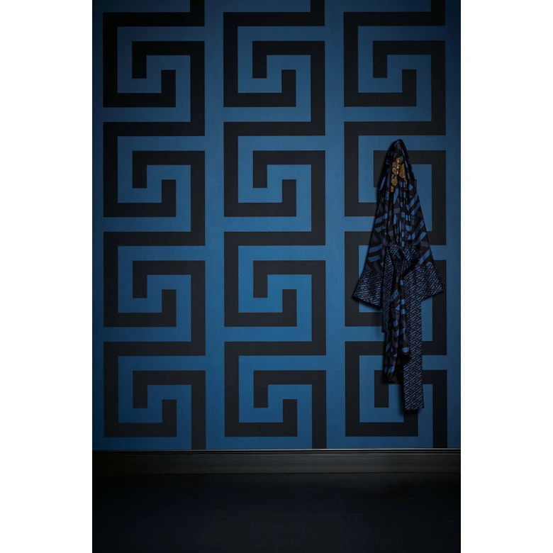 Papel pintado de lujo en tejido-no-tejido con Muestra de Meandros en Azul y Negro de Versace Home  
