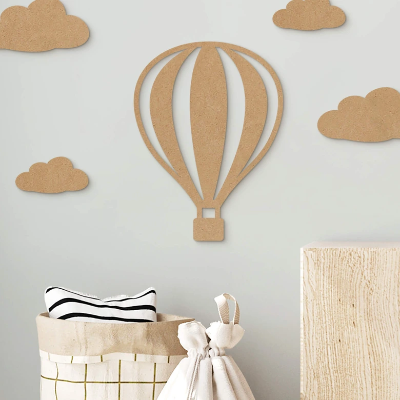 Decoración en madera habitación infantil globo aerostático con líneas verticales - MDF nature 