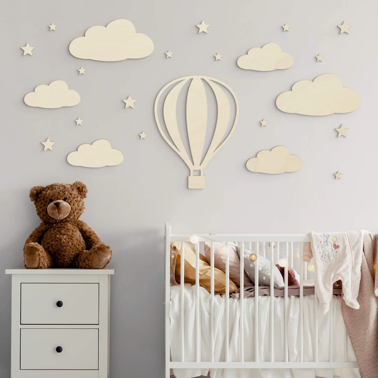 Decoración de pared para habitación infantil globo aerostático con nubes y estrellas - madera de álamo 