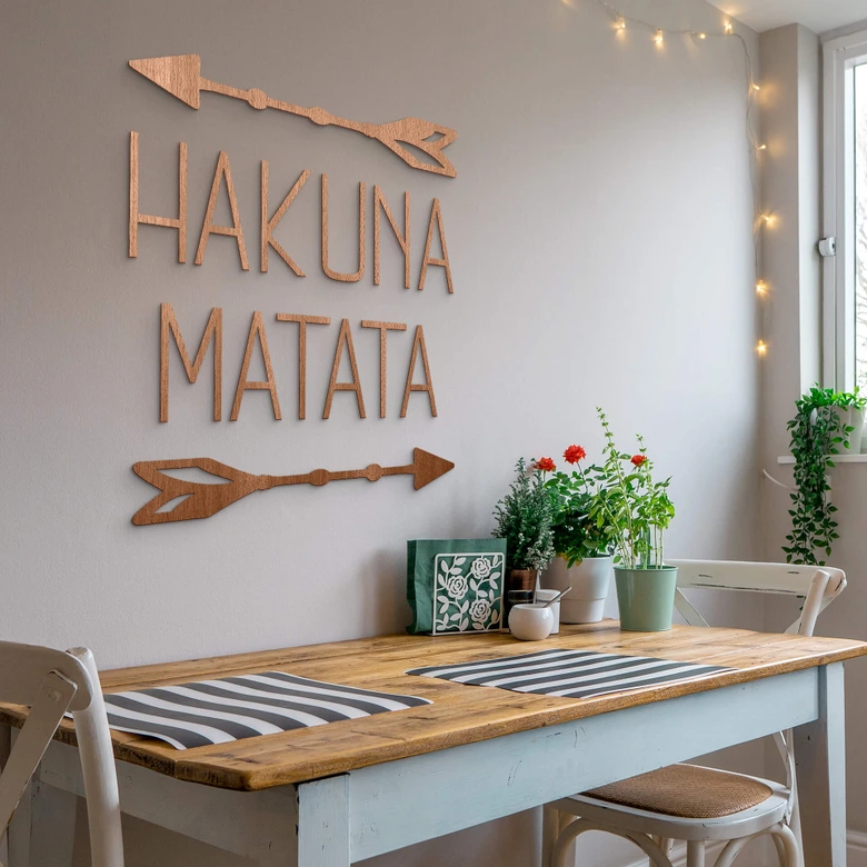 Træbogstaver Mahogni - Hakuna Matata med pile 