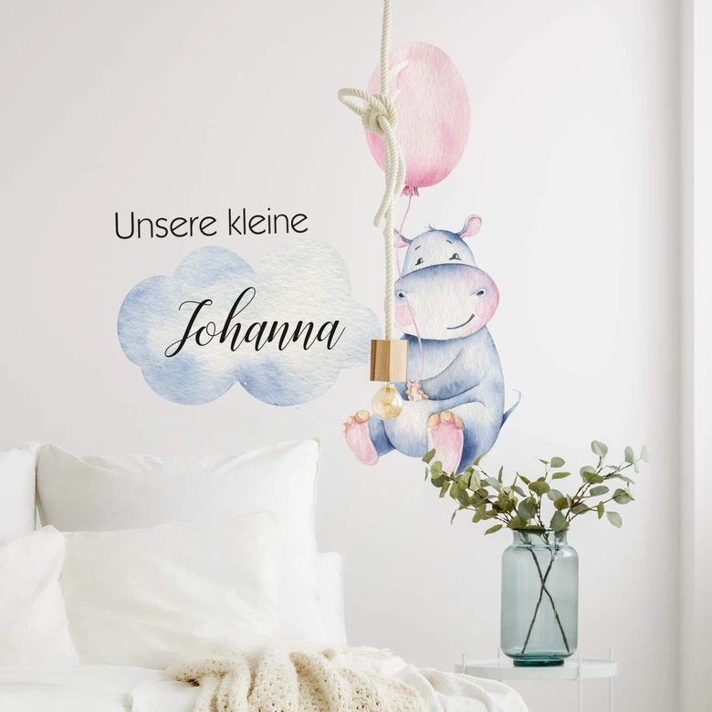 Wandtattoo Wunschname Mädchen + Kvilis - Kleines Flusspferd mit rosa Luftballon 