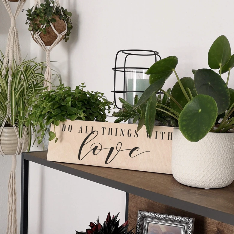 Holzschild Do all things with love 