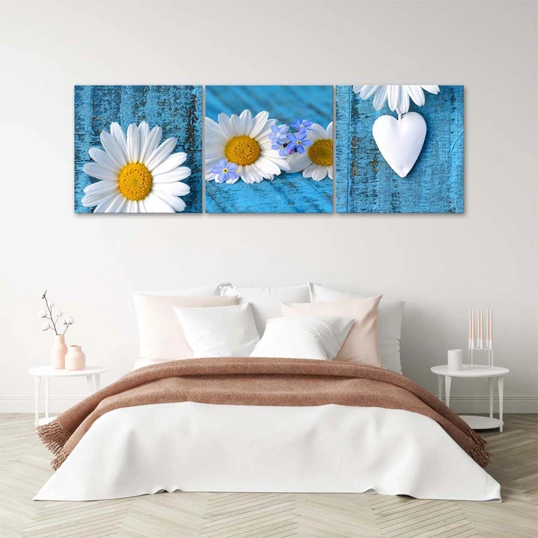 Leinwandbild 3-teilig, Gänseblümchen und Herz blau 