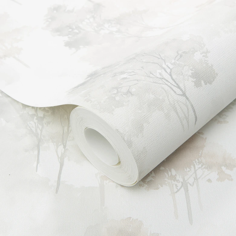 Non-woven akvarell skogstapet i gråbeige med träd som en subtil naturtapet 