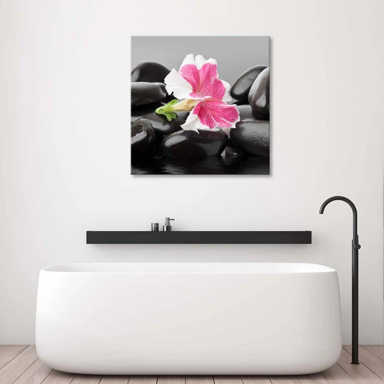 Leinwandbild, Rosa Blume auf Steinen 