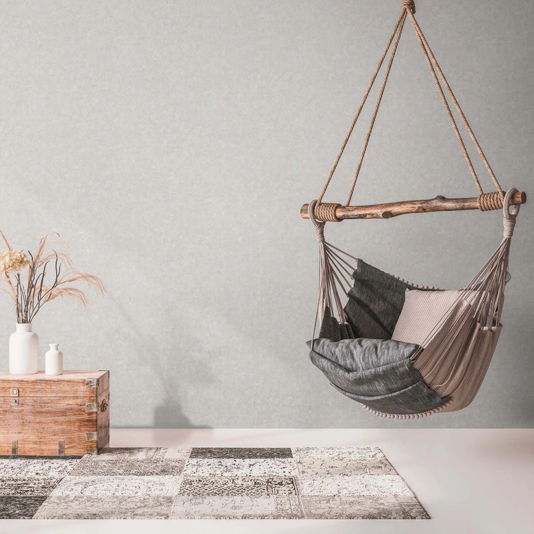 Szara tapeta włókninowa o wyglądzie tynku betonowego tapeta teksturowana o wyglądzie betonu w salonie 