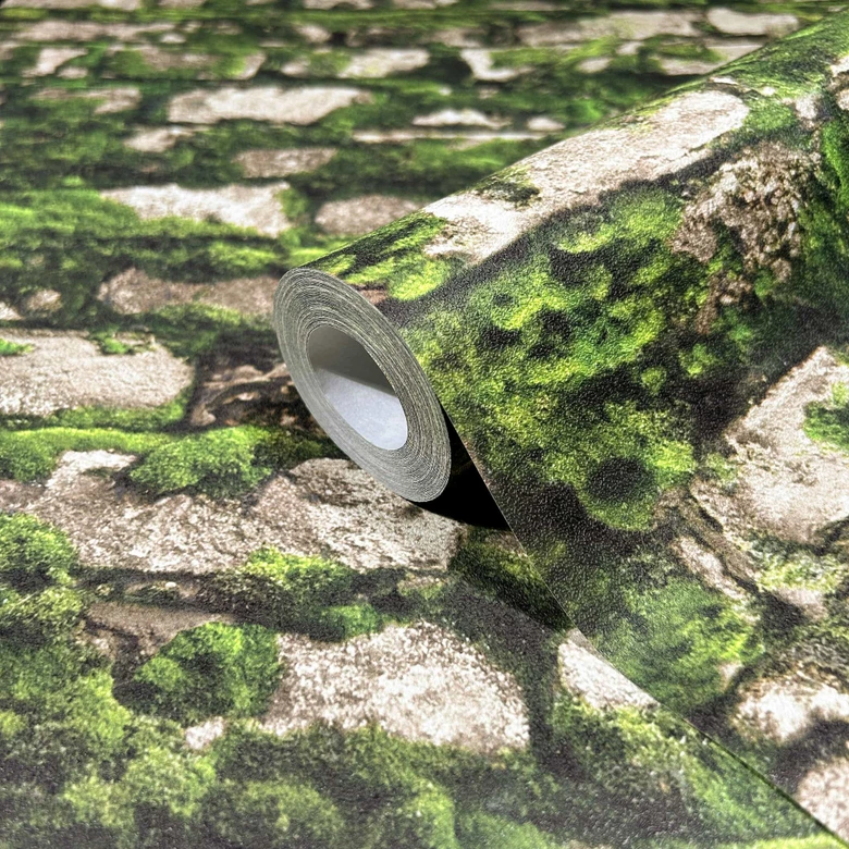 Vliesbehang in realistische steenlook met mosgroen steeneffect 