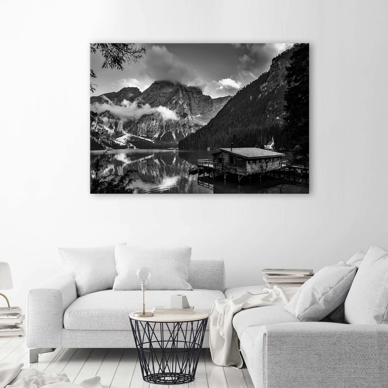 Leinwandbild, Hütte an einem Bergsee - schwarz und weiß 