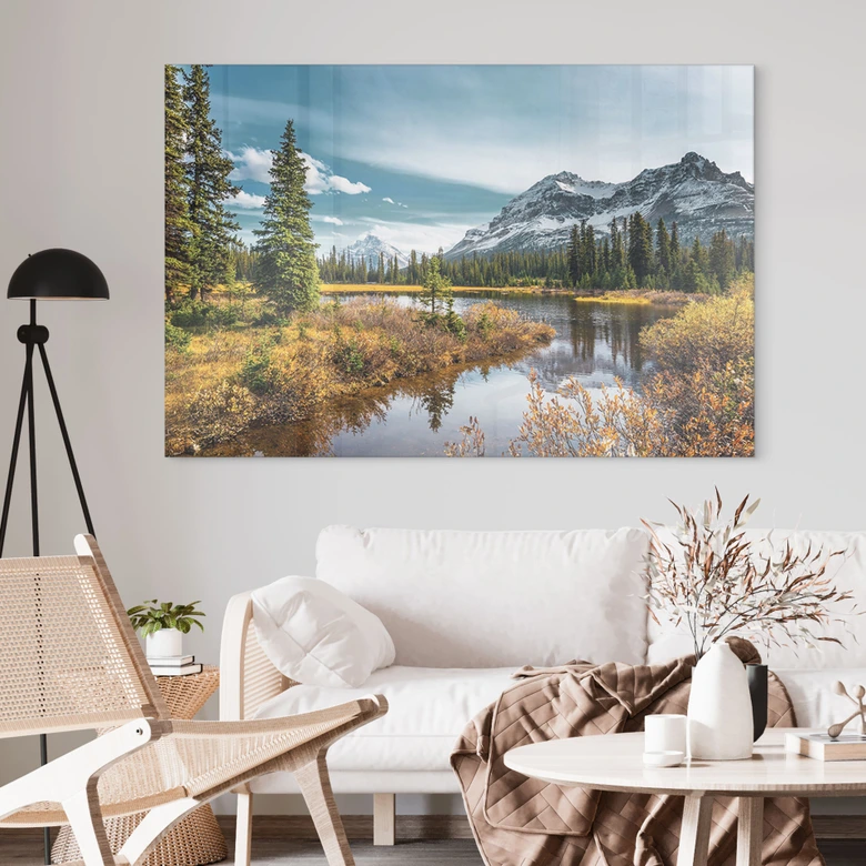 Tableau en verre acrylique Montagne idyllique dans une forêt de pins enchanteresse 