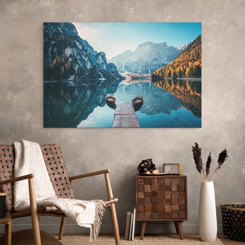 Wandbild Holzsteg am Pragser See in den Dolomiten - Alu-Dibond 
