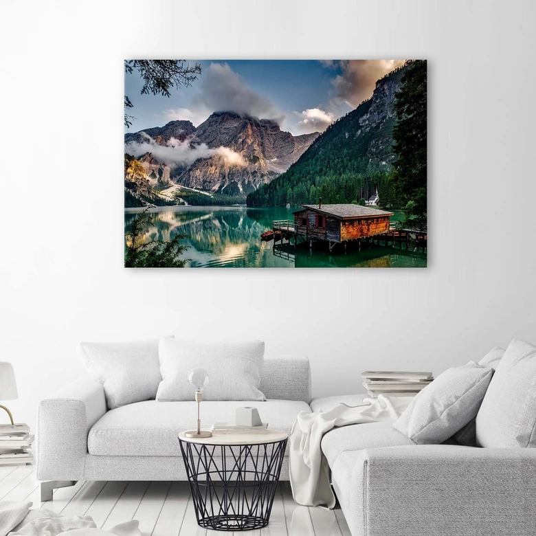 Leinwandbild, Hütte an einem See in den Bergen 