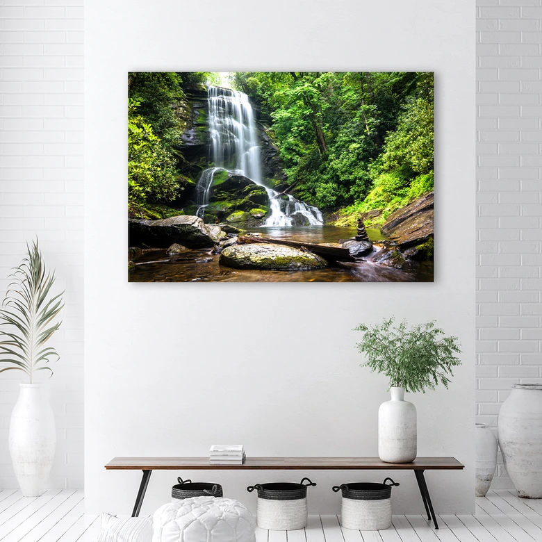 Leinwandbild, Wasserfall im grünen Wald 