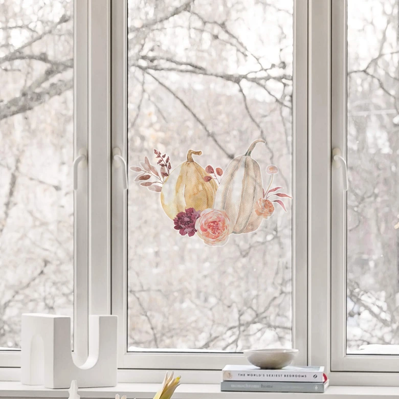 Elegante decoración de ventana con calabazas 