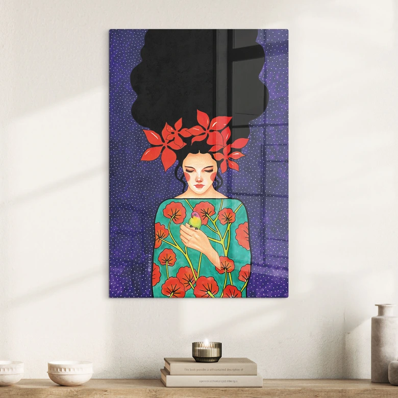 Glasbild Frau mit roter Blütenkrone und Vogel - Hülya 