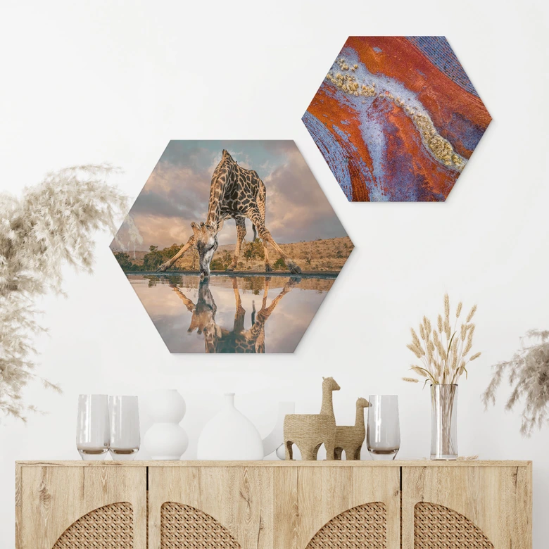 Hexagon Wandbild Reflexion einer Giraffe in der Wildnis - Amtmann - Alu-Dibond 