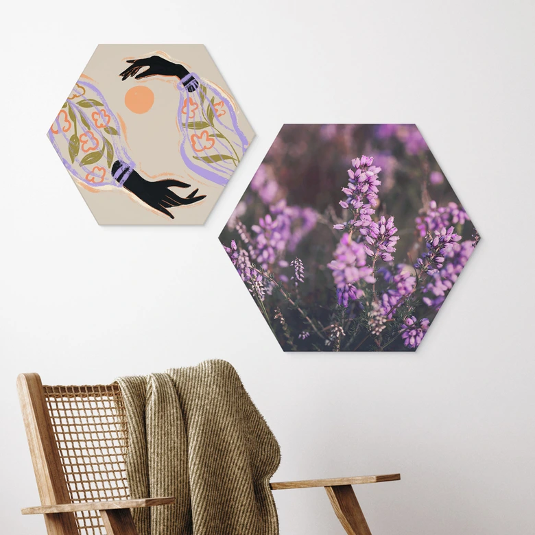 Hexagon Wandbild Lila Heideblüte im warmen Licht - Annie - Alu-Dibond 