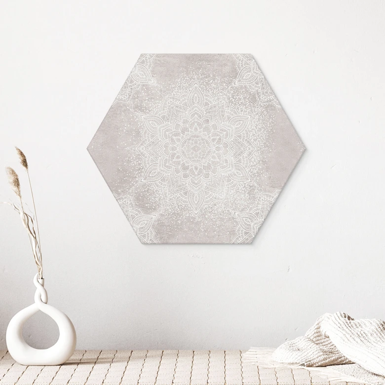 Hexagon Wandbild Sanftes Mandala auf Grau-Beige - Bloomery Decor - Alu-Dibond 