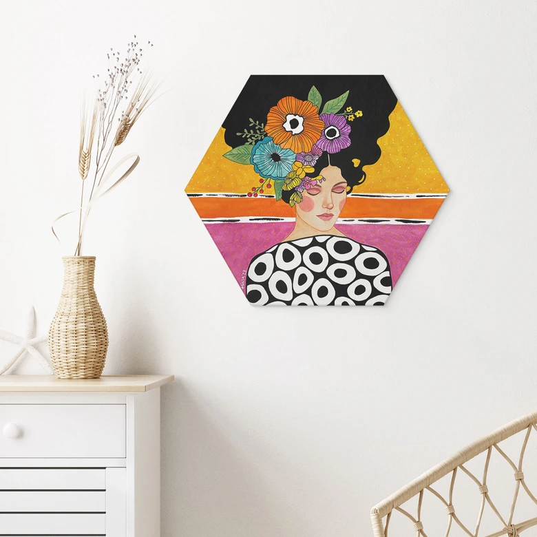 Hexagon Wandbild Frau mit bunter Blumenkrone - Hülya - Alu-Dibond 
