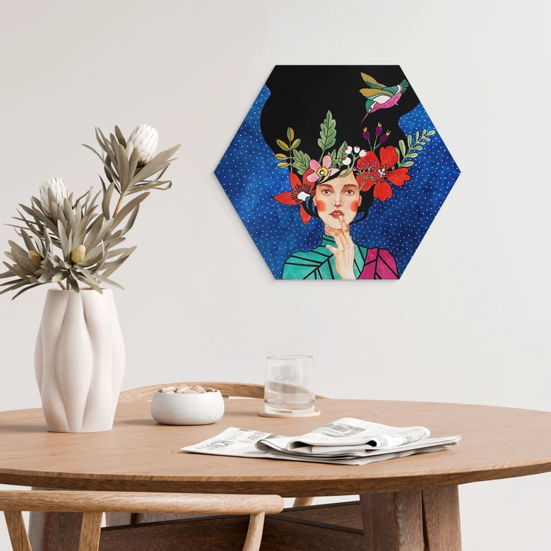 Hexagon Wandbild Frau mit Kolibri in der Sternennacht - Hülya - Alu-Dibond 