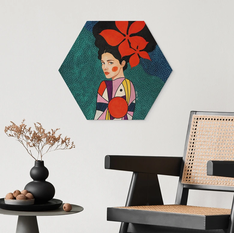 Hexagon Wandbild Frau mit roten Blüten und Musterkleid - Hülya - Alu-Dibond 