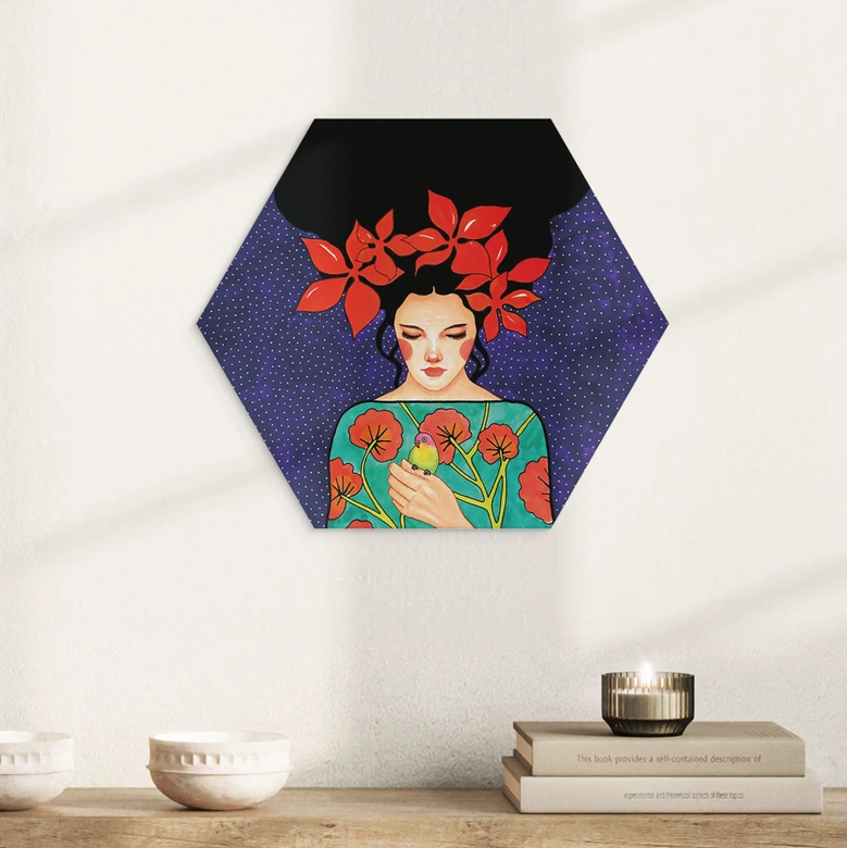 Hexagon Wandbild Frau mit roter Blütenkrone und Vogel - Hülya - Alu-Dibond 