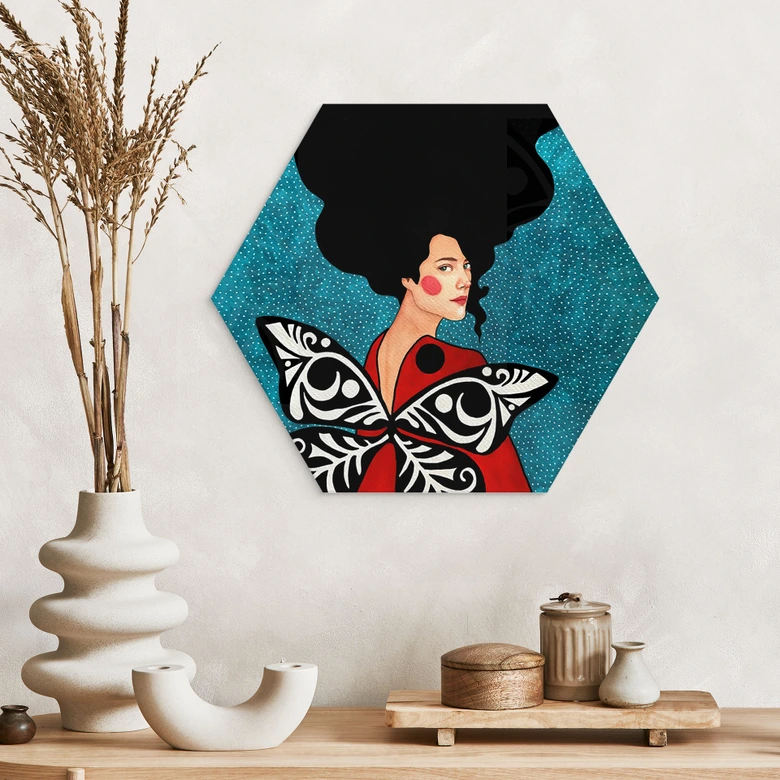 Hexagon Wandbild Frau mit Schmetterlingsflügeln - Hülya - Alu-Dibond 