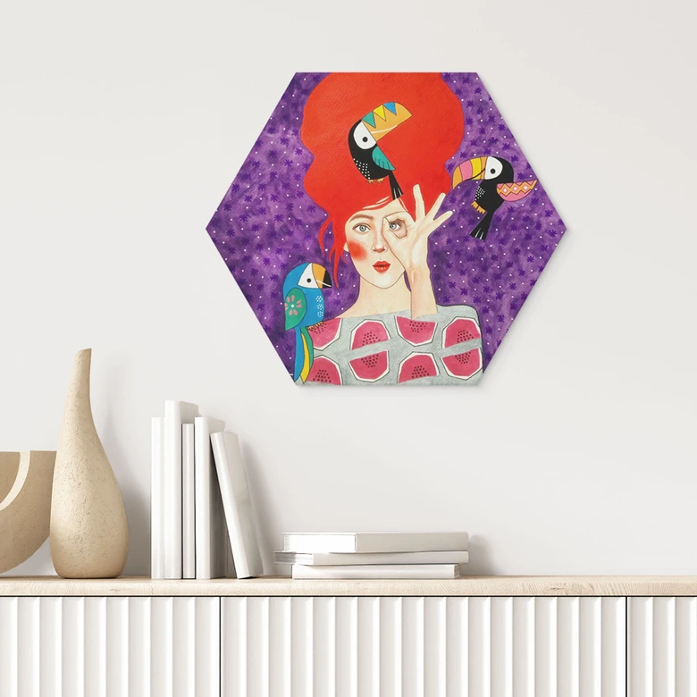 Hexagon Wandbild Frau mit Tukan-Trio - Hülya - Alu-Dibond 