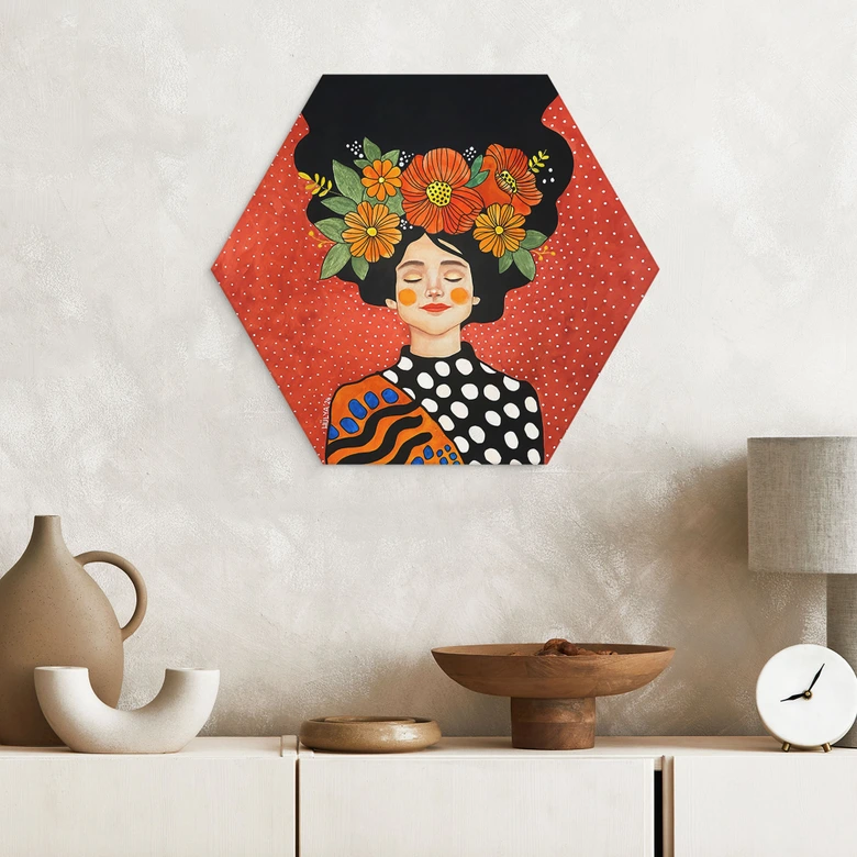 Tableaux hexagonaux Femme souriante aux fleurs oranges - Hülya - Alu-Dibond 
