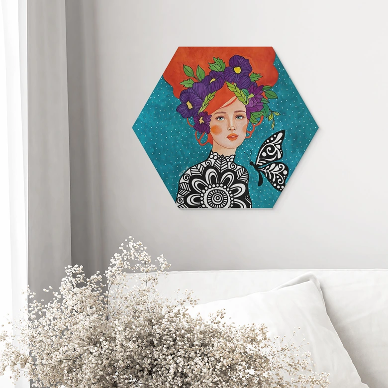Hexagon Wandbild Schmetterlingsfrau mit Blütenkranz - Hülya - Alu-Dibond 