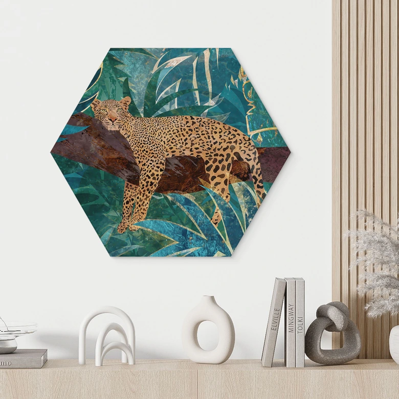 Hexagon Wandbild Leopard im smaragdgrünen Dschungel - Manovski - Alu-Dibond 