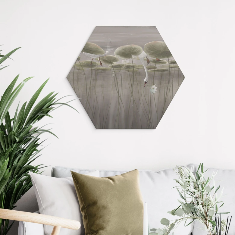 Hexagon Wandbild Lotusblumen mit Schwan im Wasser in Grau - Ms Tiff - Alu-Dibond 