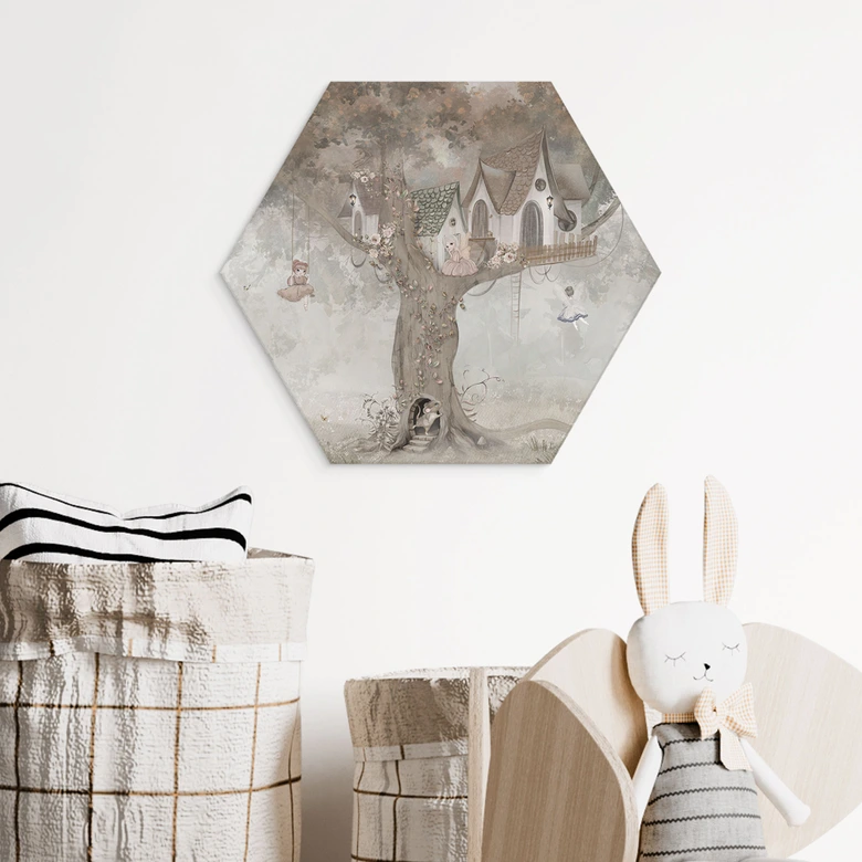 Hexagon Wandbild Magisches Baumhaus mit Feen - Ms Tiff - Alu-Dibond 