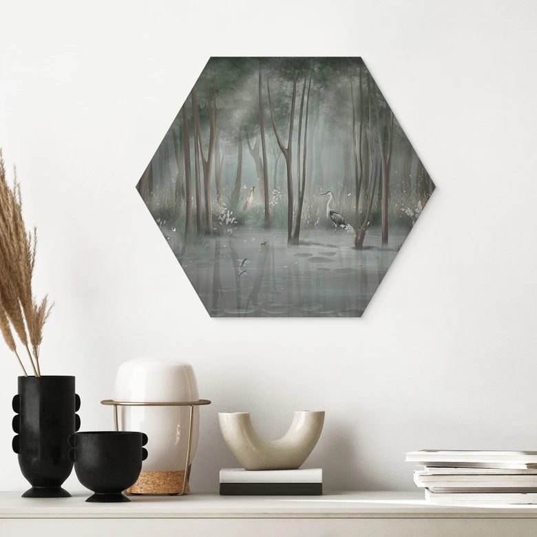 Hexagon Wandbild Nebelwald am See mit Reiher in Grün - Ms Tiff - Alu-Dibond 