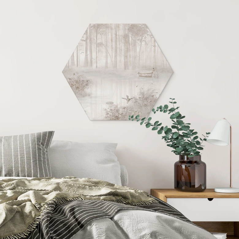 Hexagon Wandbild Wald am See im Nebel in Beige - Ms Tiff - Alu-Dibond 