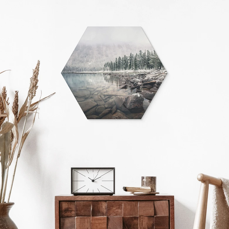 Hexagon Wandbild Winterwald am See - Rostovskiy - Alu-Dibond 