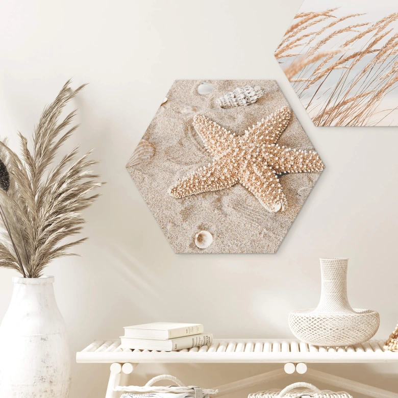 Hexagon Wandbild Sternfisch im goldenen Strand - Alu-Dibond 