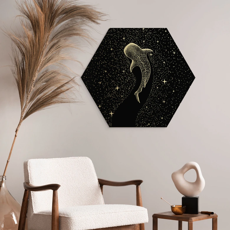 Hexagon Wandbild mit Goldeffekt Walhai im Ozean der Sterne - Cakir - Alu-Dibond 