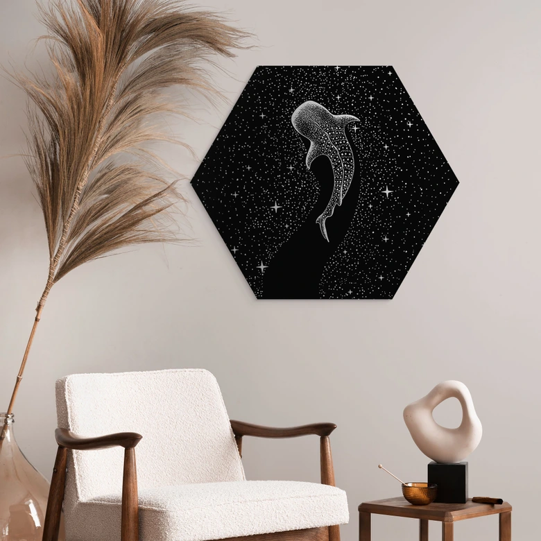 Hexagon Wandbild mit Silbereffekt Walhai im Ozean der Sterne - Cakir - Alu-Dibond 