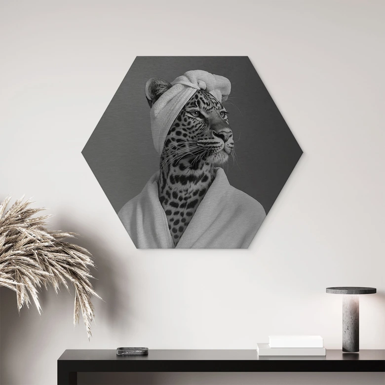 Hexagon Wandbild mit Silbereffekt Royale Spa-Auszeit mit Leopard - Rahner - Alu-Dibond 