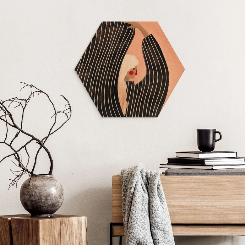 Hexagon Holzbild Frau mit schwarzem Streifenkleid - Müller 