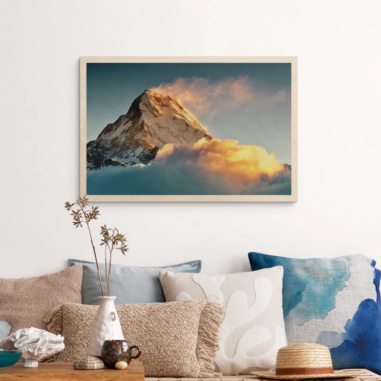 Träposter soluppgång över det snötäckta berget - Annapurna Himal 