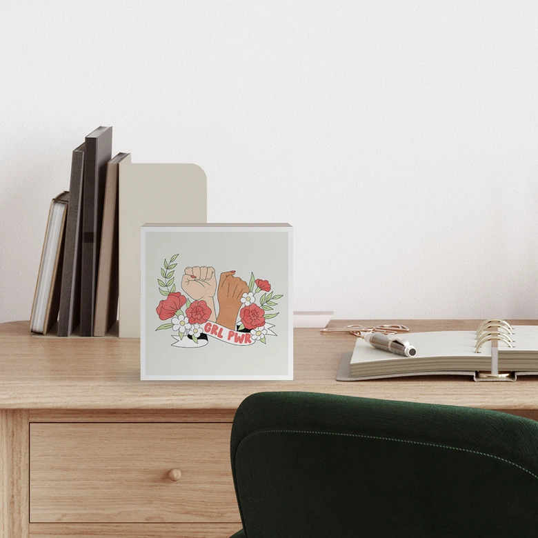 Houten Wanddecoratie om op te hangen - Girl Power flower statement - 15x15 cm 