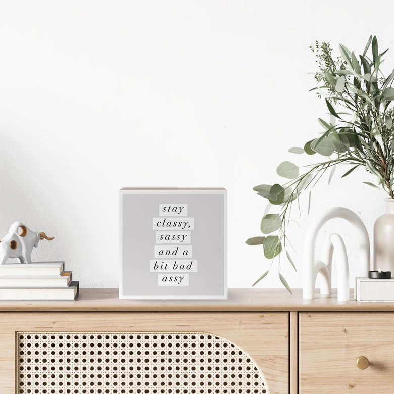 Holzbild zum Hinstellen - Stay Classy Sassy and a Bit Bad Assy - Wilson - 15x15 cm 