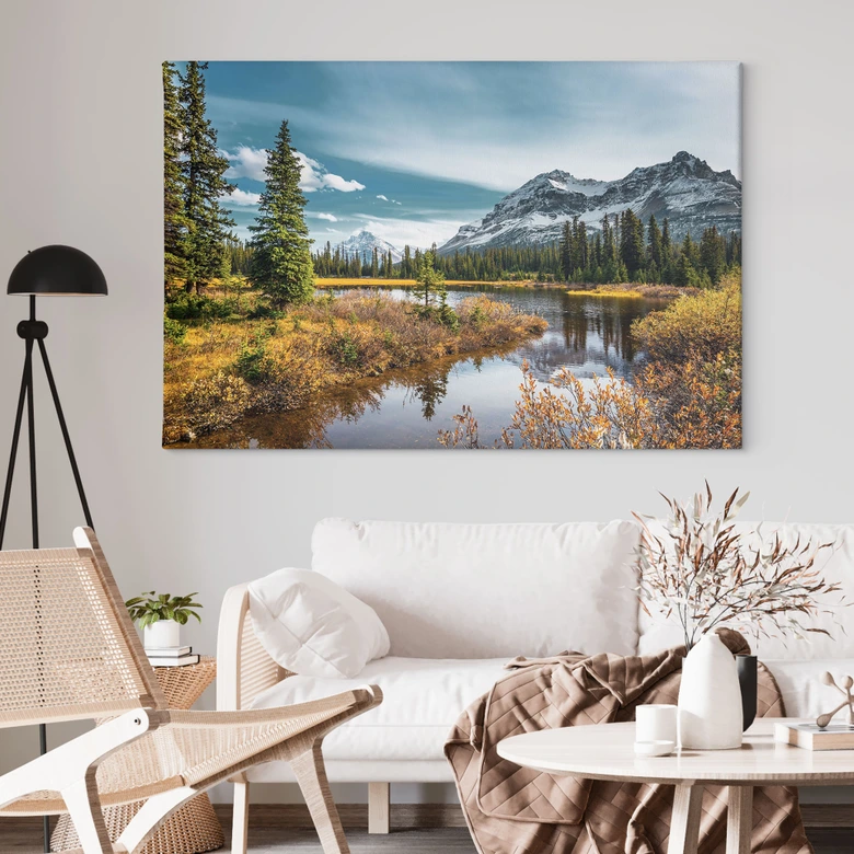 Leinwandbild Berg-Idylle am zauberhaften Kiefernwald 